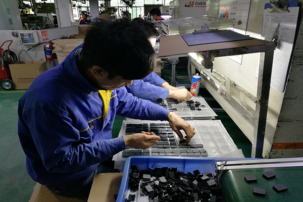 選擇藍(lán)牙耳機模具廠——開模前您需要了解這個！